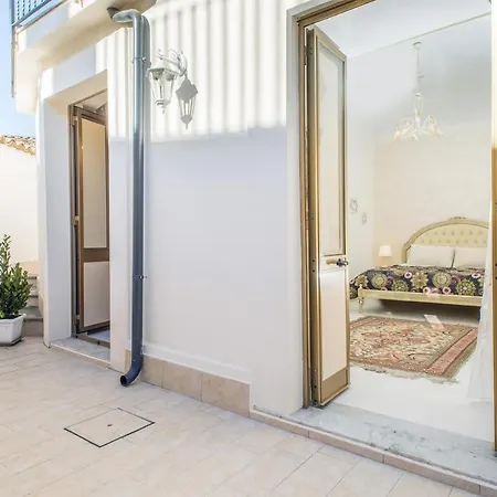 Panzió L'antico Cortile Di Alba Viagrande